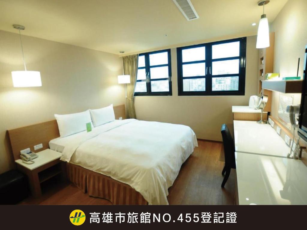 高雄康桥商旅-高雄站前馆的酒店客房设有一张大床和两个窗户。