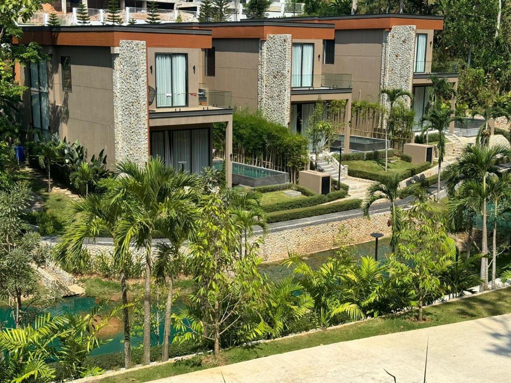 普吉镇Villa Menara Bang Tao的棕榈树建筑的空中景观