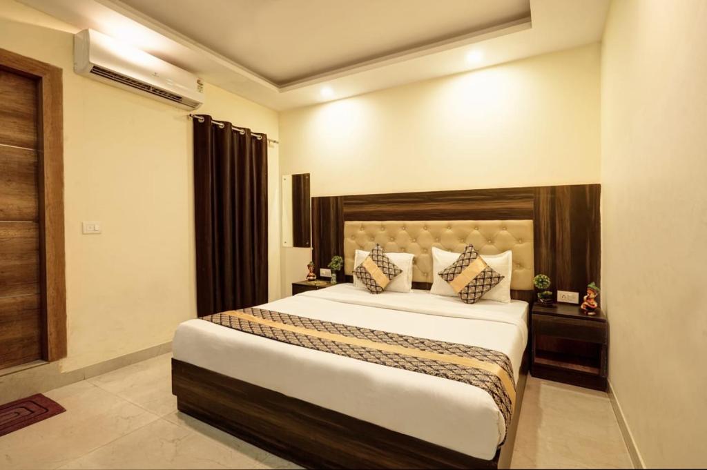 新德里Hotel IBY的一间卧室,卧室内配有一张大床