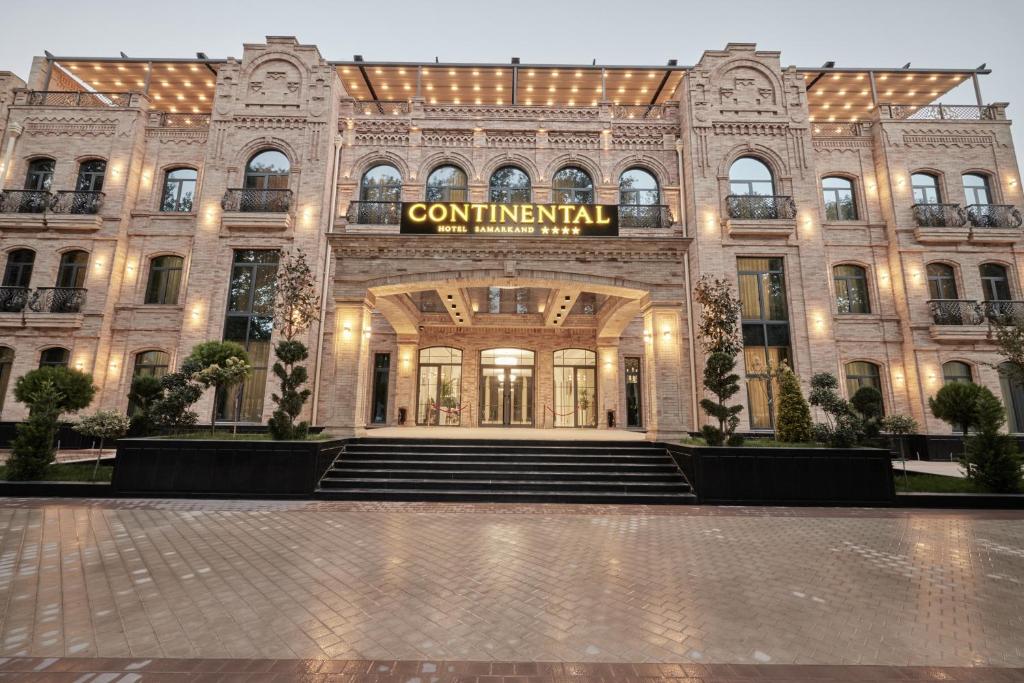 撒马尔罕Continental Hotel Samarkand的前面有标志的建筑