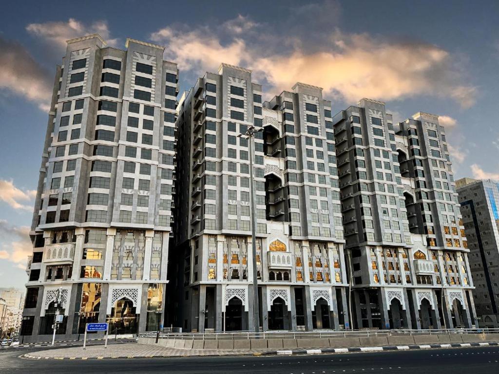 麦加فنادق رزون المسك مكة المكرمة的街道边的白色大建筑