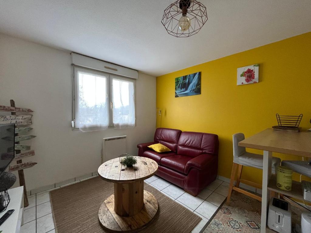 MontmorotLes Salines的客厅配有沙发和桌子