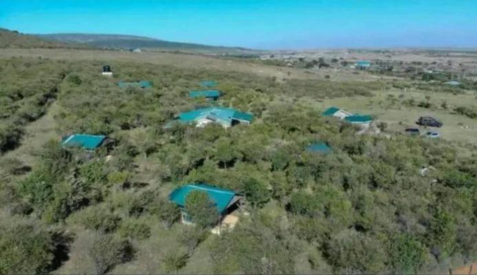 Sekenanikubwa mara safari lodge tent camp的蓝色屋顶的空中景观