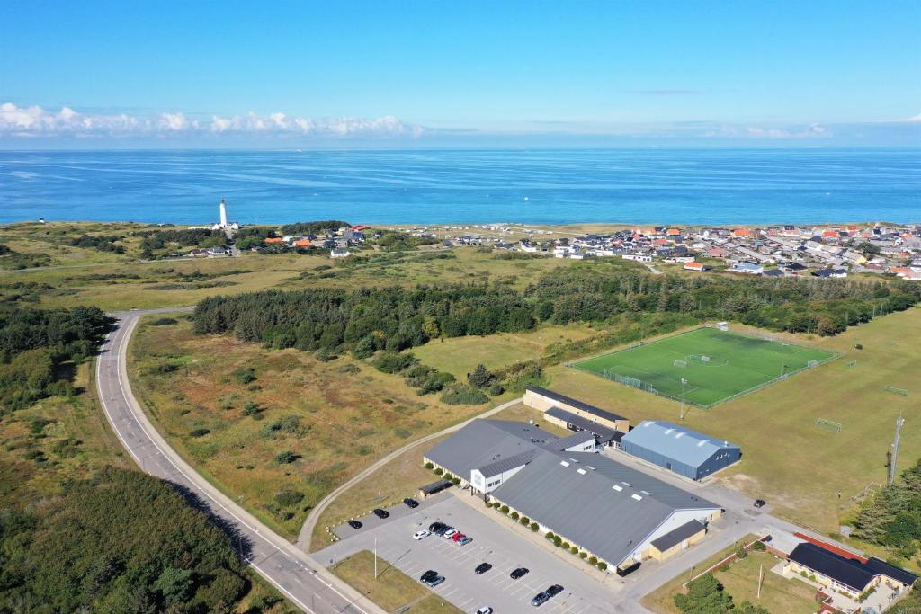 希茨海尔斯Hirtshals Idrætscenter - Vandrehjem - Hostel的享有毗邻大海的停车场的空中景致