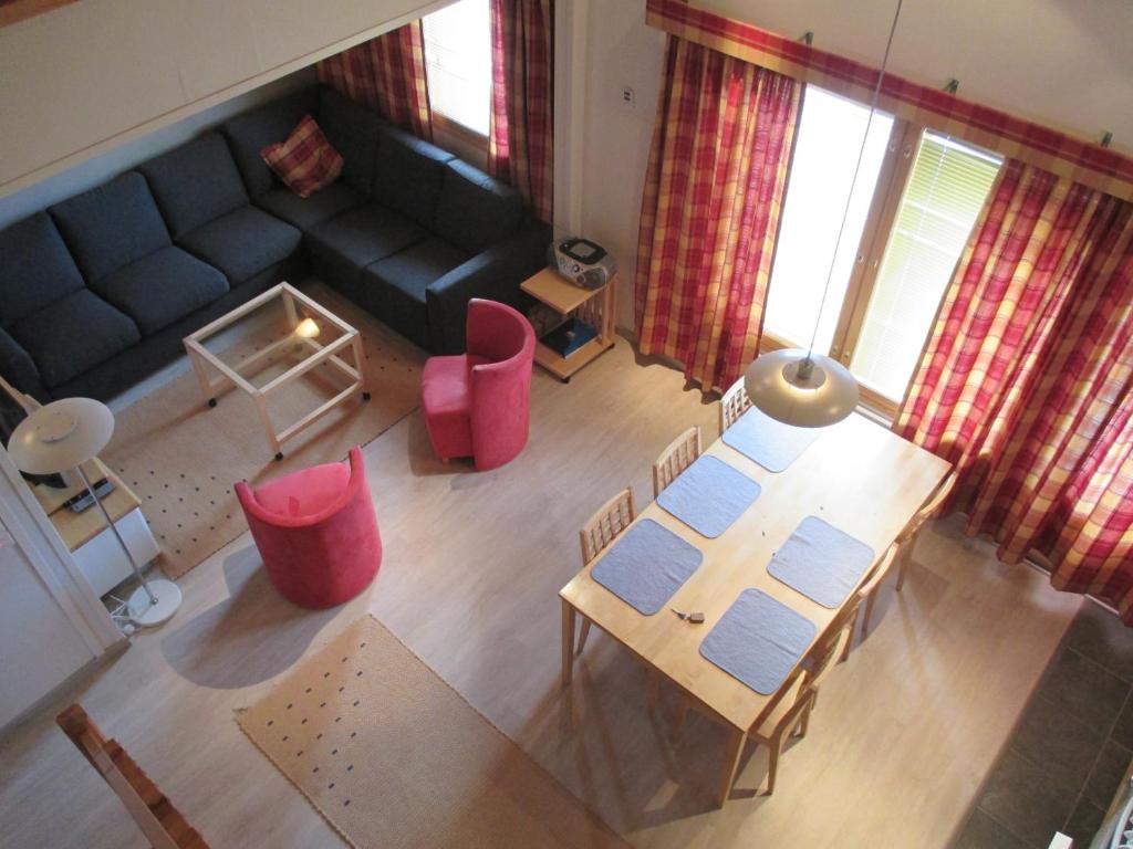 列维Polar Star Origo Apartments的享有带桌椅的客厅的顶部景色。