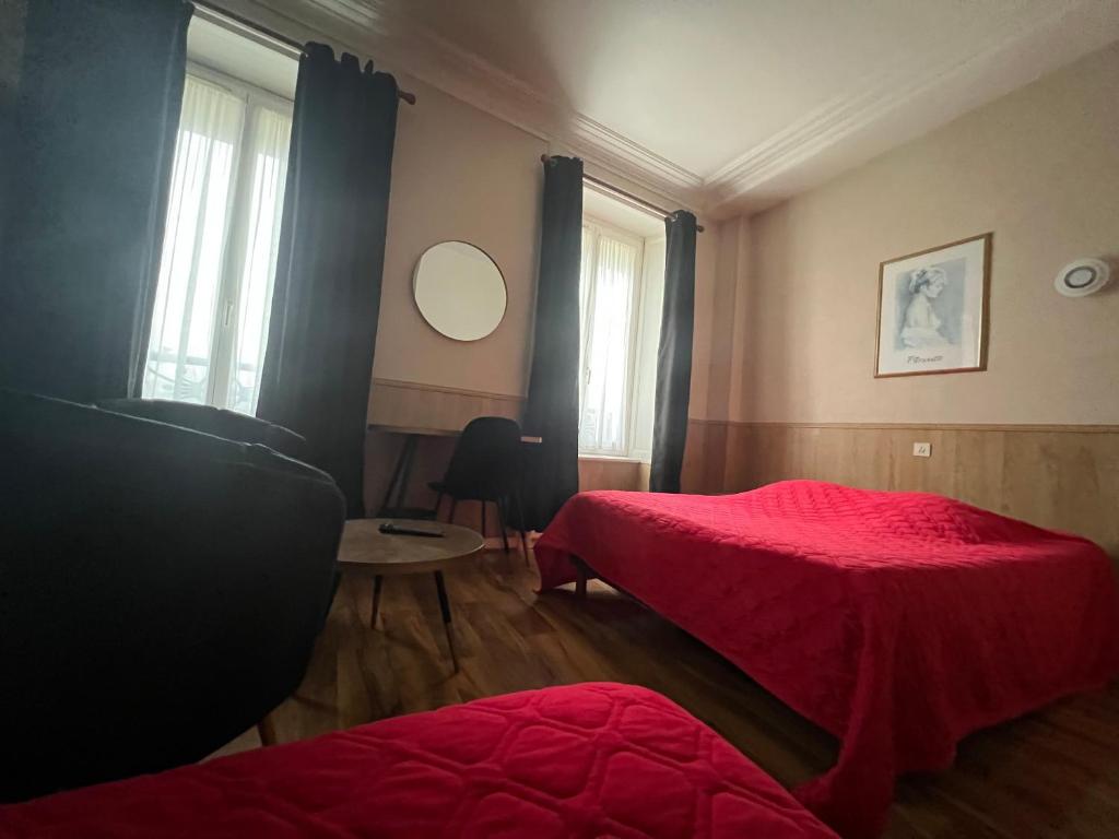 瑟堡德拉卡尔酒店的一间卧室配有两张床和镜子