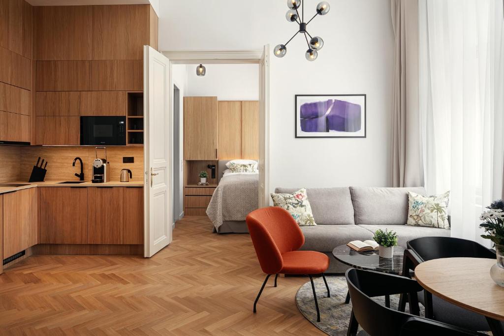 布拉格R16 Residences Prague的客厅配有沙发和桌子