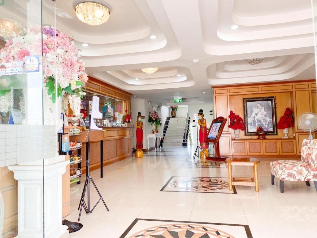 玛哈沙拉堪Siamtara Palace Hotel的商店的大堂,有鲜花和家具