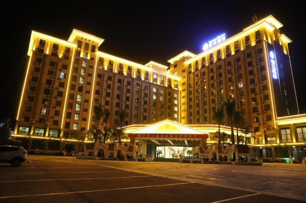 琅南塔JING LAND HOTEL的一家在晚上设有停车场的大型酒店