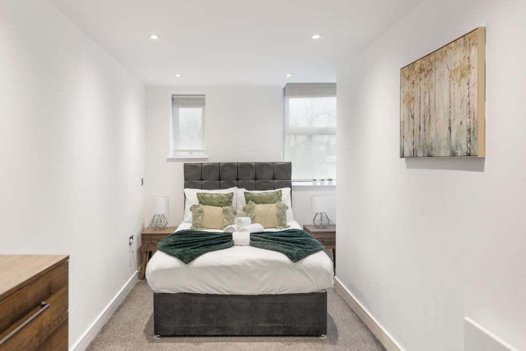 伦敦Spacious Luxury Apartment King Bed - Central Location的一间白色客房内的床铺卧室