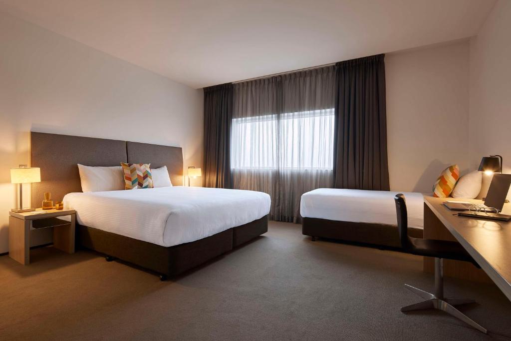 丹德农墨尔本阿图拉丹德农酒店的酒店客房设有两张床和窗户。