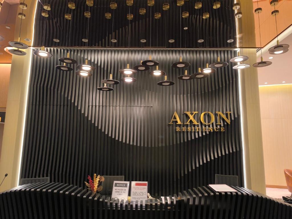 吉隆坡Axon Service Suites At Bukit Bintang KL的一间有黑色墙壁的房间,上面有灯光