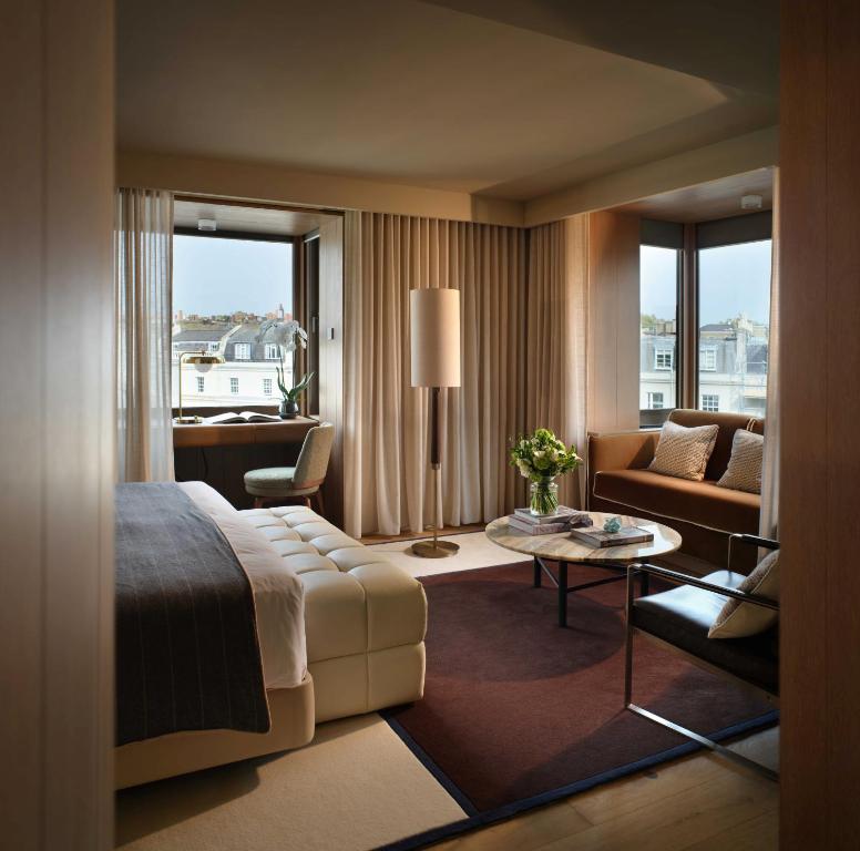 伦敦伦敦夏利酒店的酒店客房设有床和客厅。