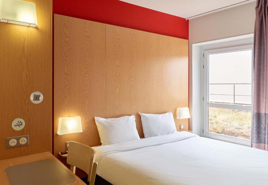 塞纳河畔伊夫里B&B HOTEL Paris Italie Porte de Choisy的酒店客房设有床和窗户。