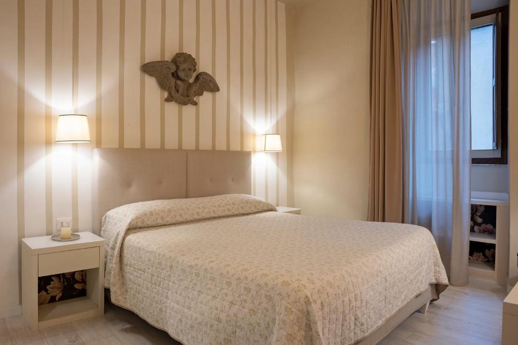 奥维多Casa Vèra Affittacamere的酒店客房带一张床和航海