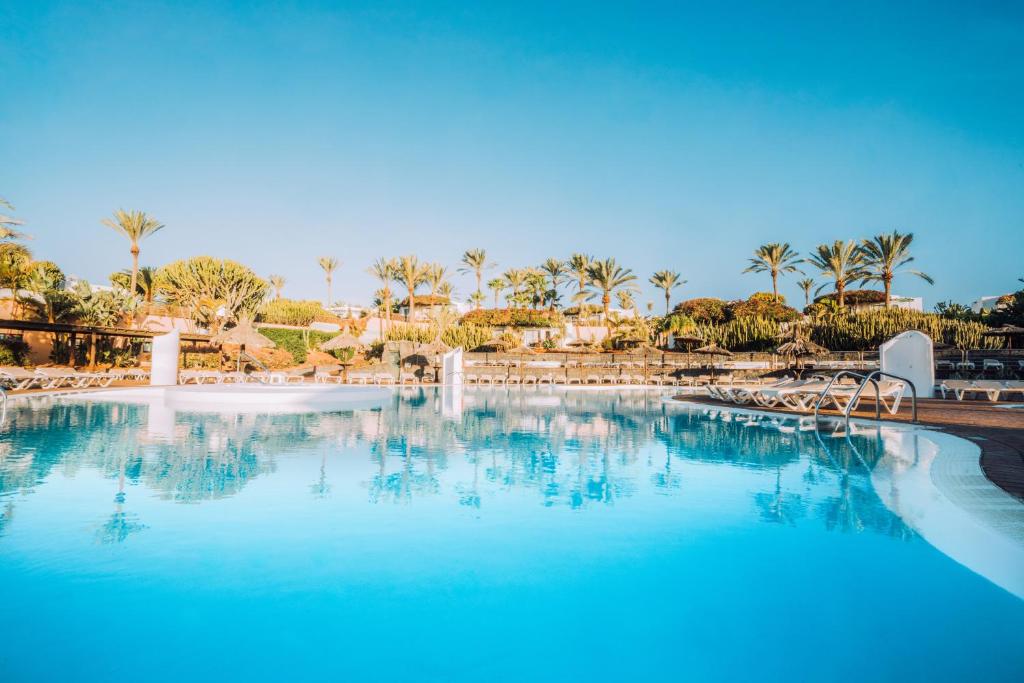 普拉亚布兰卡普拉亚布兰卡俱乐部酒店的度假村内带喷泉的大型游泳池