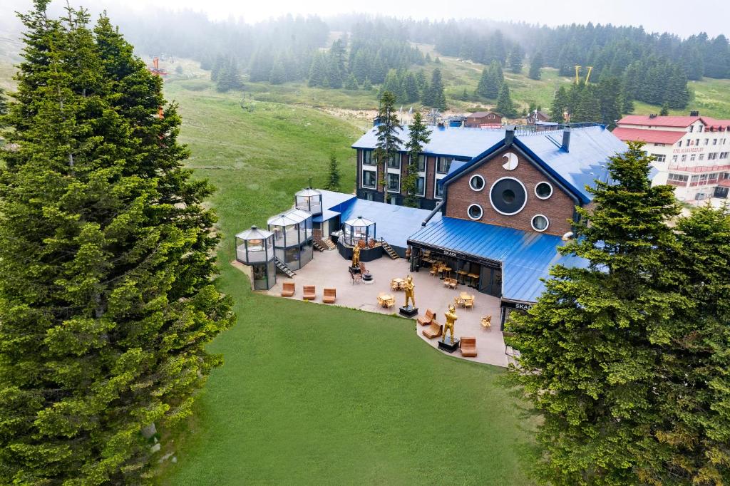 乌鲁达Oksijen Zone Hotel & Spa的享有蓝色屋顶的大房子的空中景色