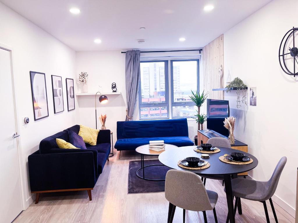 布拉克内尔Impeccable 2-Bed Luxury Apartment in Berkshire的客厅配有蓝色的沙发和桌子