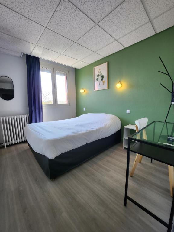 勒阿弗尔Hôtel Le Petit Vatel - Centre ville & Plage的一间卧室配有一张床和一张玻璃桌