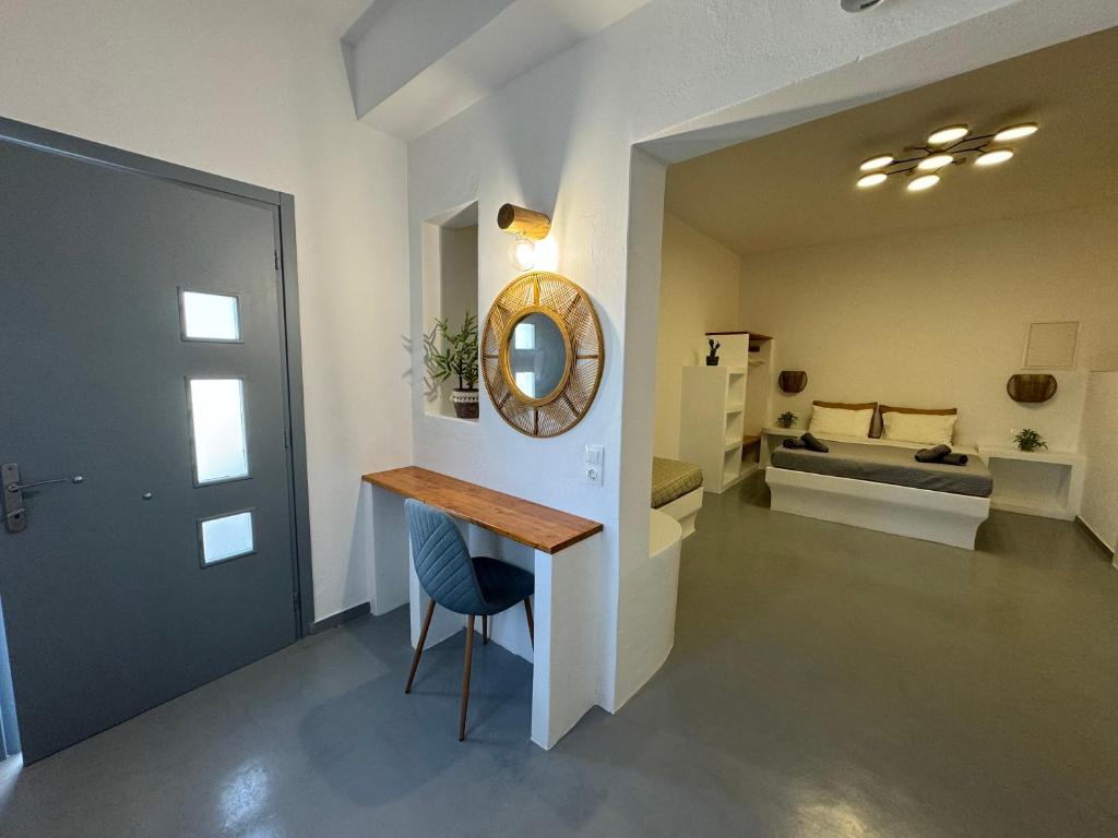 伊奥斯乔拉Ergina Studios的配有桌子、镜子和床的房间