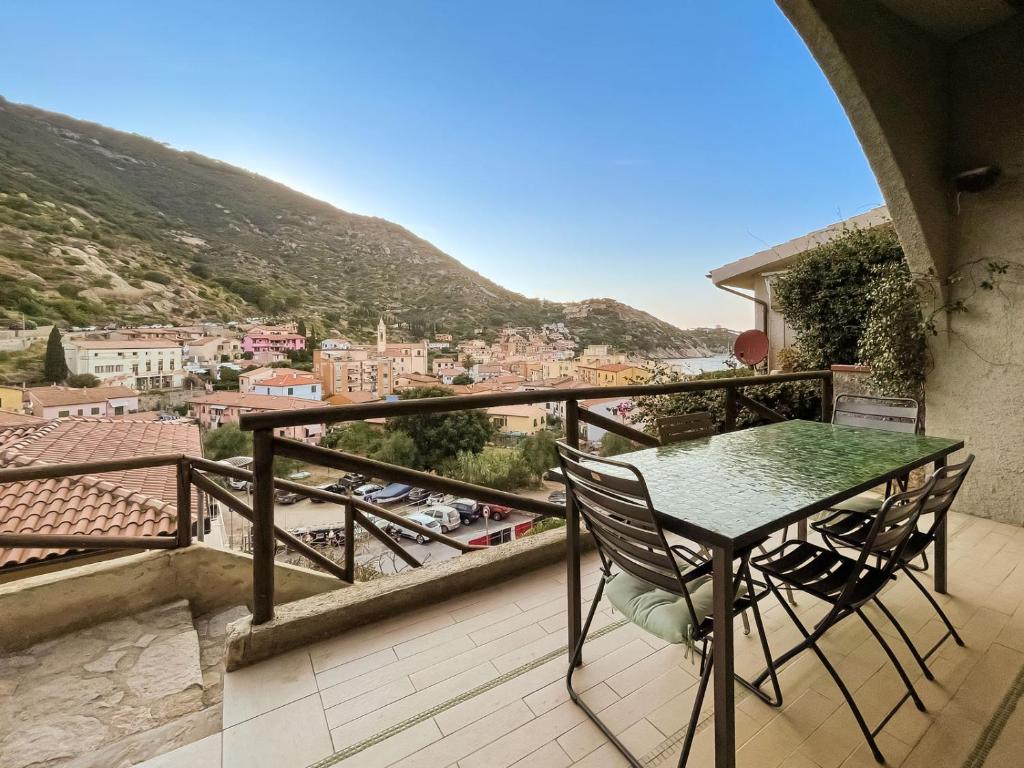 Isola del GiglioCasa Caretta con terrazza panoramica的美景阳台配有桌椅