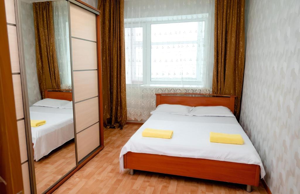 科克舍套2 комнатная квартира, по суточно, напротив ТД Сырымбет的一间卧室配有两张床和镜子