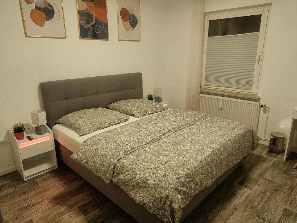 布伦瑞克Brunswick Central Charm: Cozy City Room!的一间卧室设有一张床和一个窗口