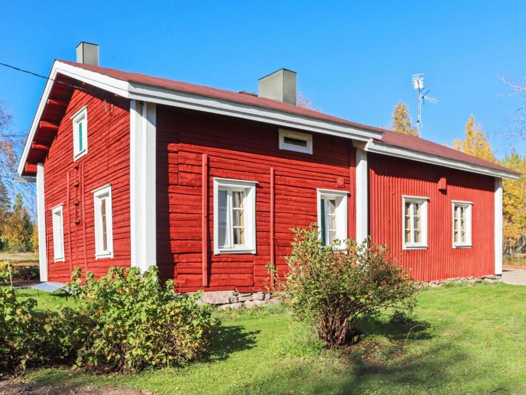 HyrynsalmiHoliday Home Laattajan hirsipirtti by Interhome的红色和白色的房子