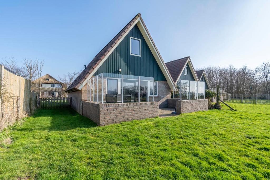德瓦尔Nieuwlanderweg 77的绿色屋顶和草地庭院的房子