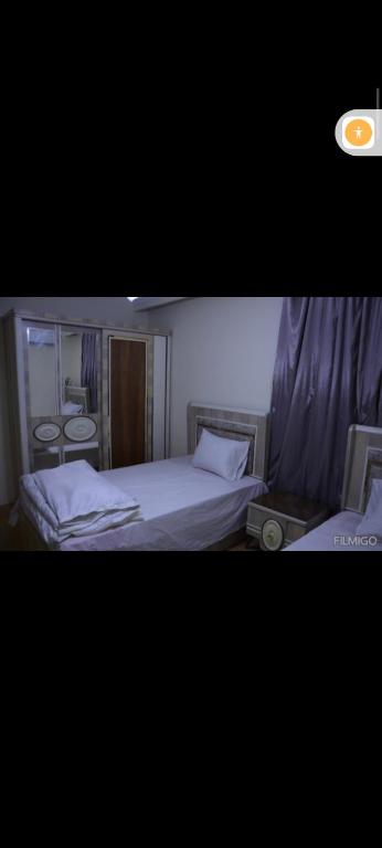 十月六日城اكتوبر غرب سوميد的一张带两张床的卧室的照片