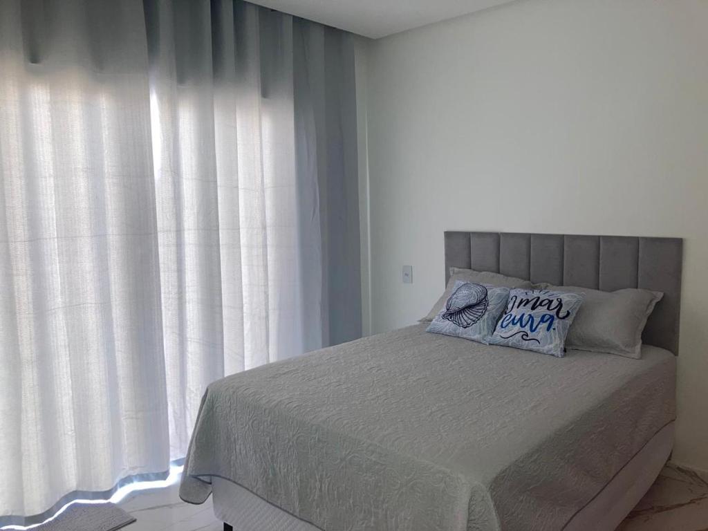 巴伊亚福尔莫萨Pousada Bella Flor的一间卧室设有一张床和一个大窗户