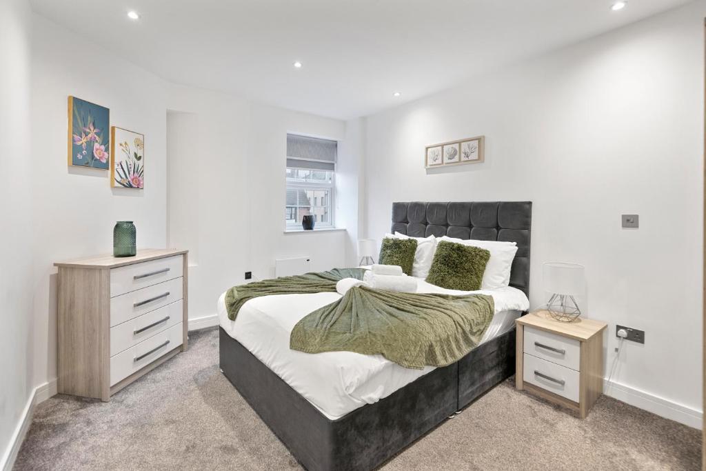 伦敦Bright and spacious Apartment - Excellent Location的一间卧室配有一张大床和黑色床头板
