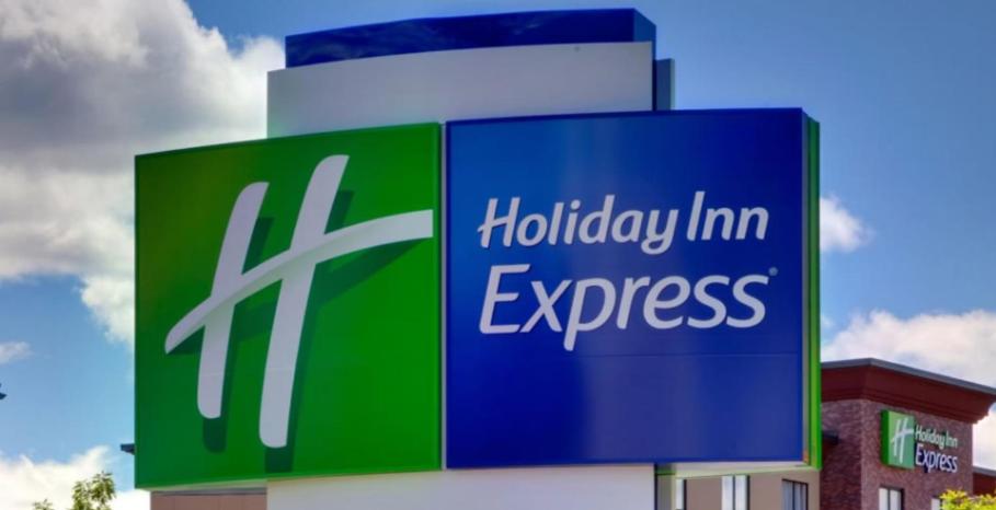 哥伦布Holiday Inn Express Columbus Northeast, an IHG Hotel的建筑一侧的假日旅馆快车标志
