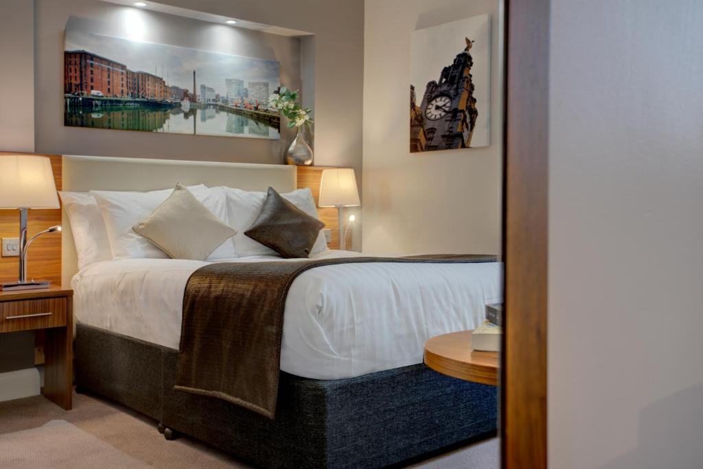 利物浦Heywood House Hotel, BW Signature Collection的一间卧室配有带白色床单和枕头的床。