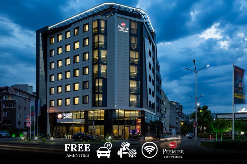 普罗夫迪夫Best Western Premier Plovdiv Hills的一座城市里灯火通明的大建筑