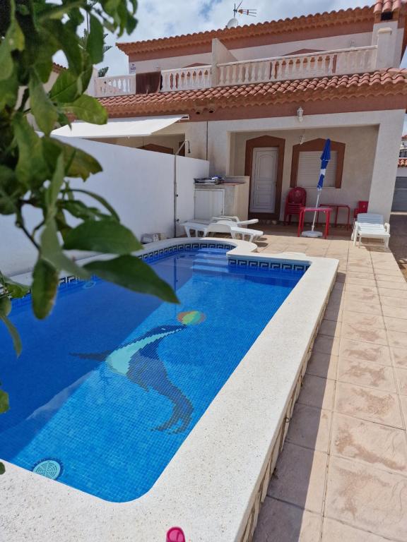 迈阿密普拉特亚Chalet Menorca的房屋前的游泳池