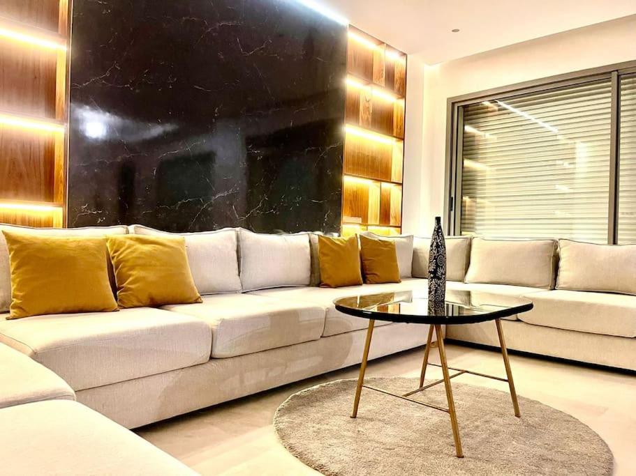 卡萨布兰卡Villa anfa 3的客厅配有白色的沙发和桌子