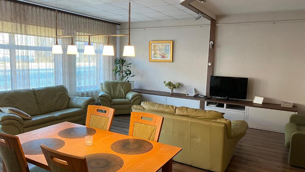瓦尔米耶拉RIGA street Apartments 54的客厅配有沙发和桌子