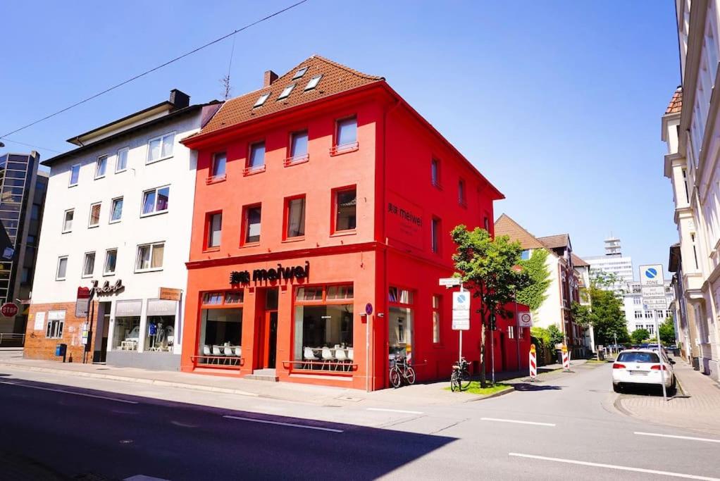 比勒费尔德Apartment in Innenstadt Bielefeld的街道边的红色建筑
