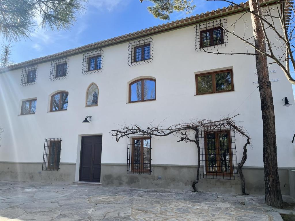 普埃夫拉德东法德里克Cortijo San Roque Alojamientos Rurales的享有白色建筑的外部景致,设有窗户。