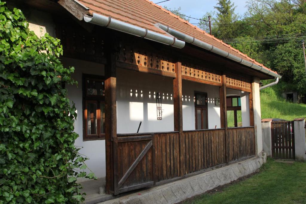 NekézsenyA Kisház Nekézseny的一座带木门和围栏的房子