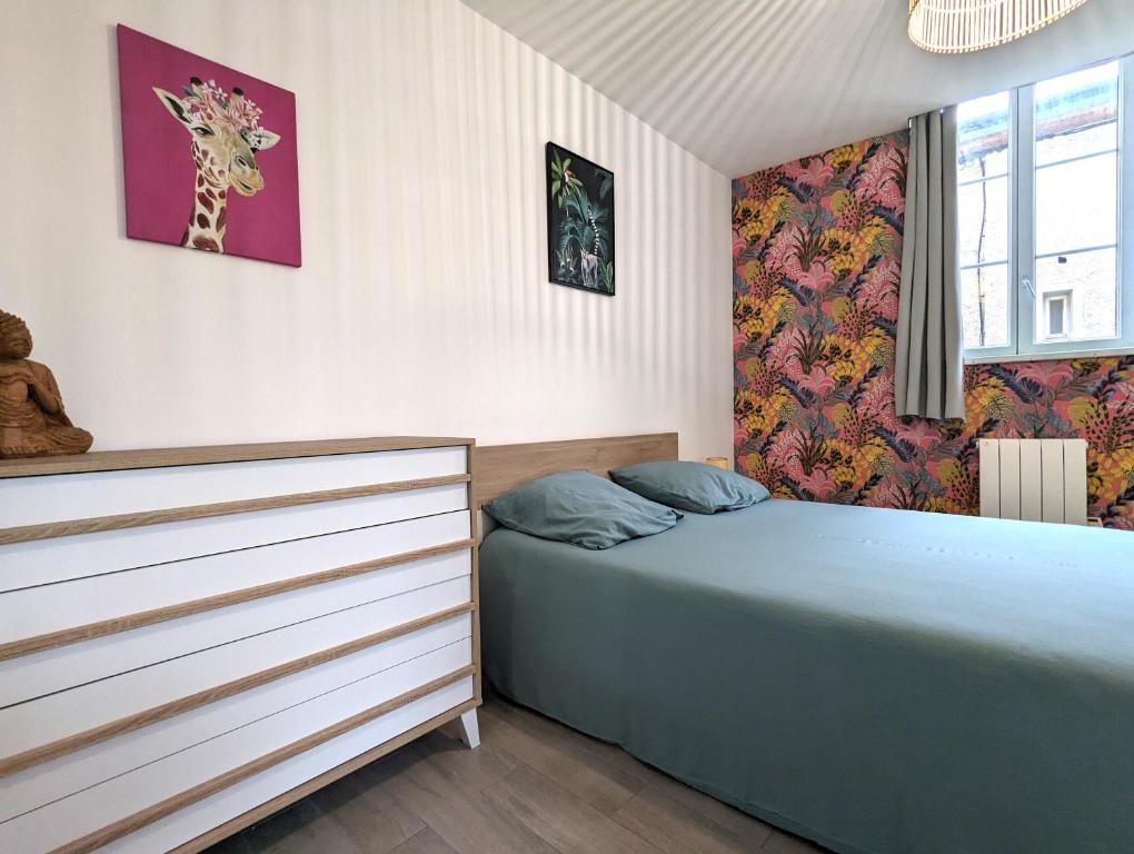 梅克西米约Bel Appartement Meximieux Centre Ville 2 chambres的一间小卧室,配有一张床和一个梳妆台