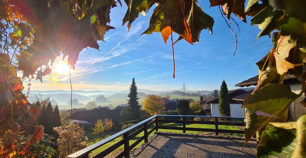 灿特Ferienhaus-Zandt的从带秋叶的房子的花园中欣赏到美景