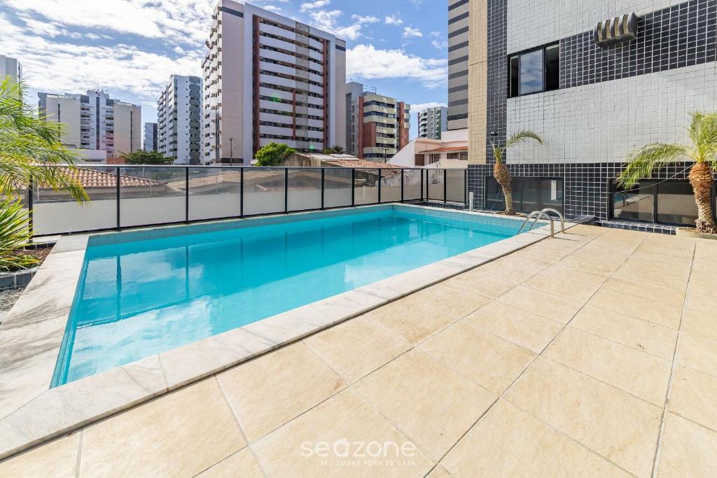 马塞约Apto com piscina bem localizado em Maceió LTS1003的建筑物屋顶上的游泳池