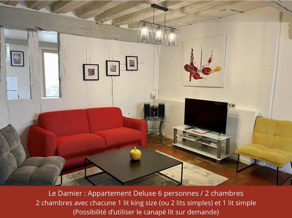 欧塞尔Le Pigeonnier centre historique Auxerre的客厅配有红色沙发和电视