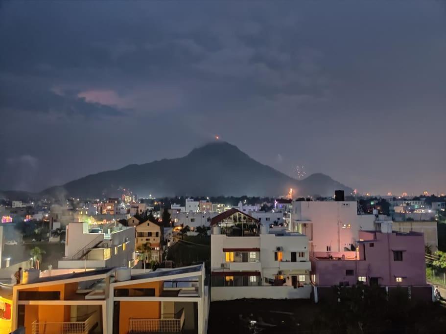 蒂鲁瓦纳马莱Arunai Bliss的享有以山为背景的城市美景