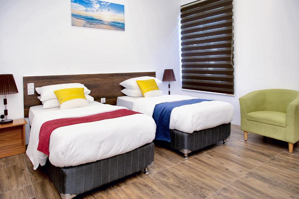 达拉万度Manta Sky Inn的酒店客房,配有两张床和椅子