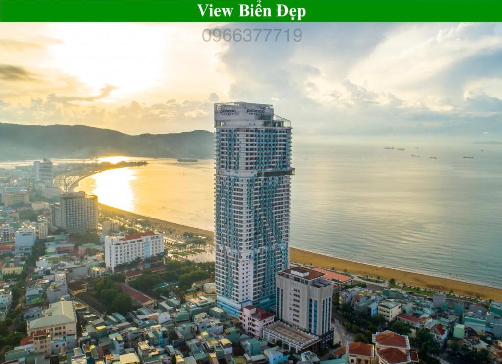 归仁TMS Quy Nhơn Sea View的海滩和海洋旁的高楼