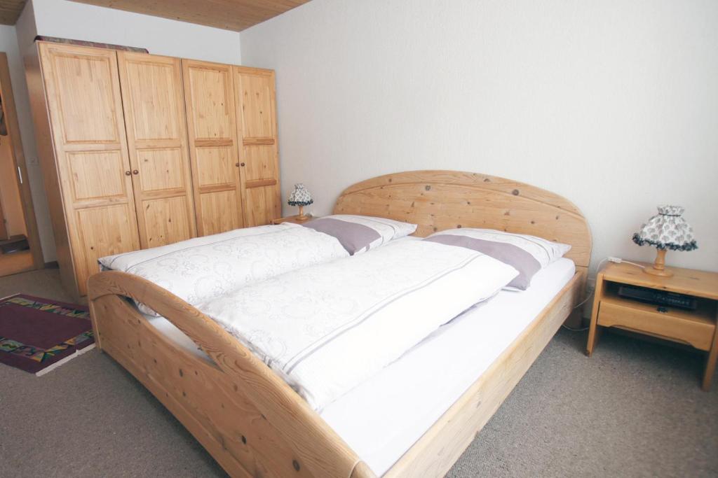 艾姆敦Apartment Kaiser的配有一张大型木制床的客房内
