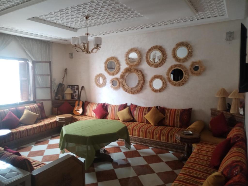 马拉喀什Hostel artistic airport的客厅配有沙发和墙上的镜子